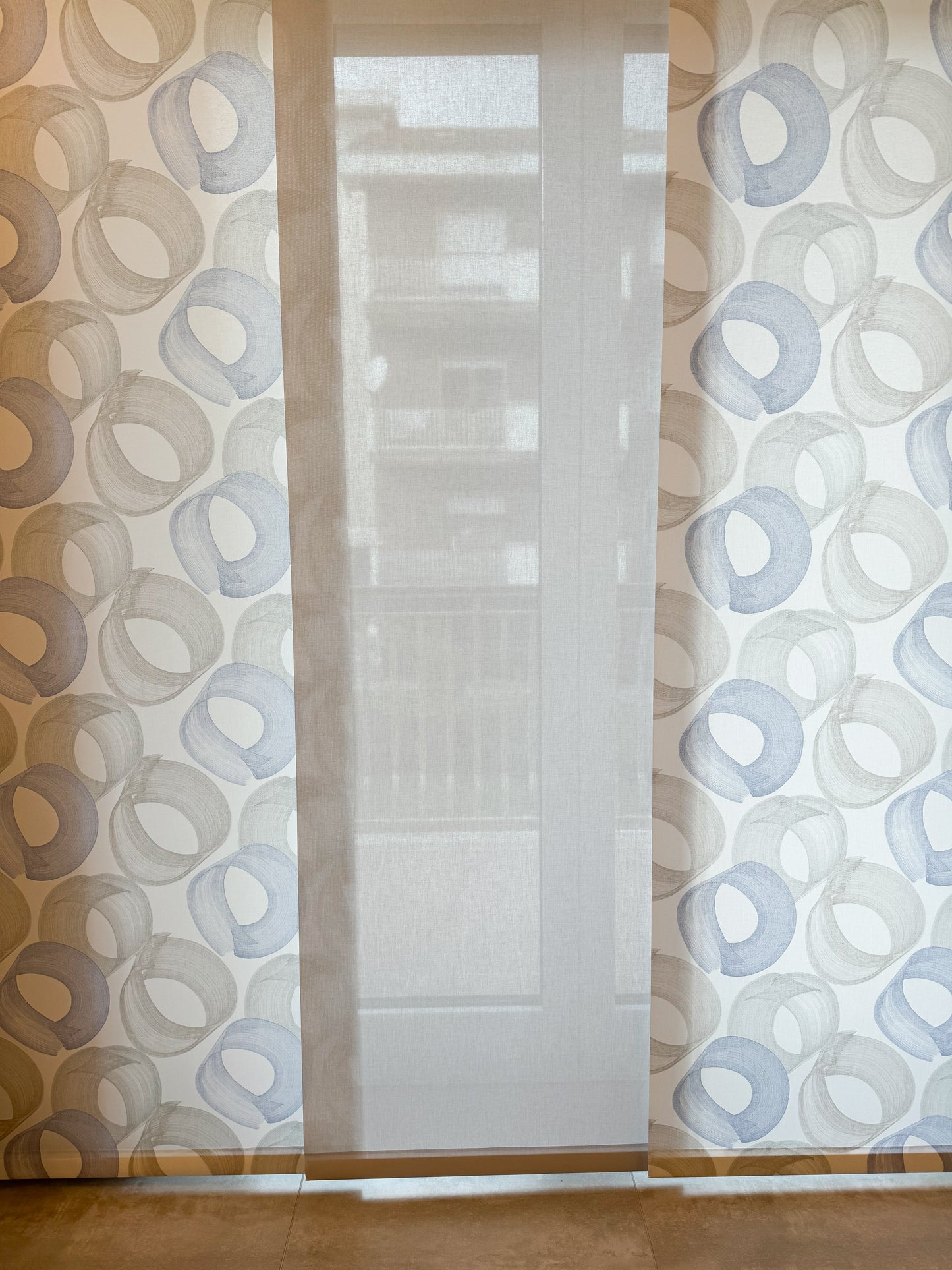 Tenda a pannelli verticali, filtrante, coprente, su misura, colorati, scorrevoli, moderni, fantasia, girgia, grigio, celeste, azzurro, cerchi, salotto, sala, soggiorno, camera da letto, studio, ufficio