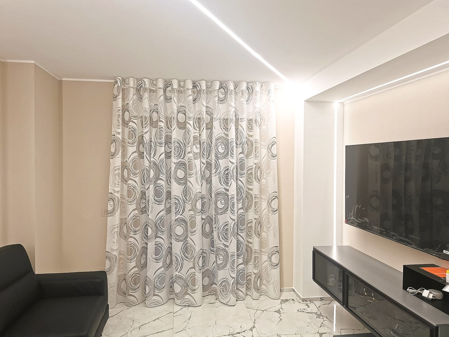 Tenda ad onda luminosa bianca a cerchi per cucina su misura