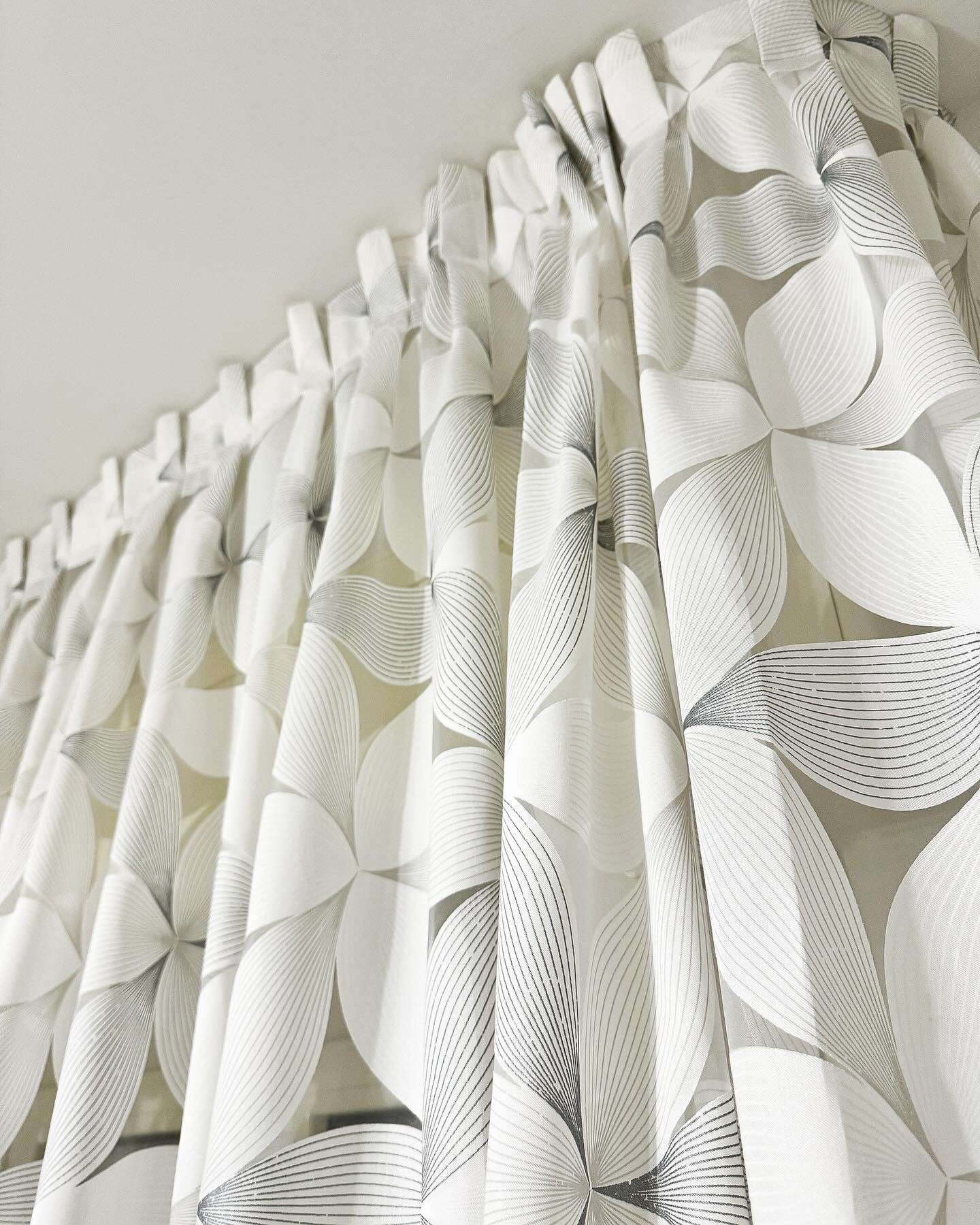 Tenda bianca, lunga, soggiorno, morbida, su misura, porta finestra, sala, salotto, camera da letto, cameretta, sala da pranzo, morbida, filtrante, a fiori bianchi, moderna