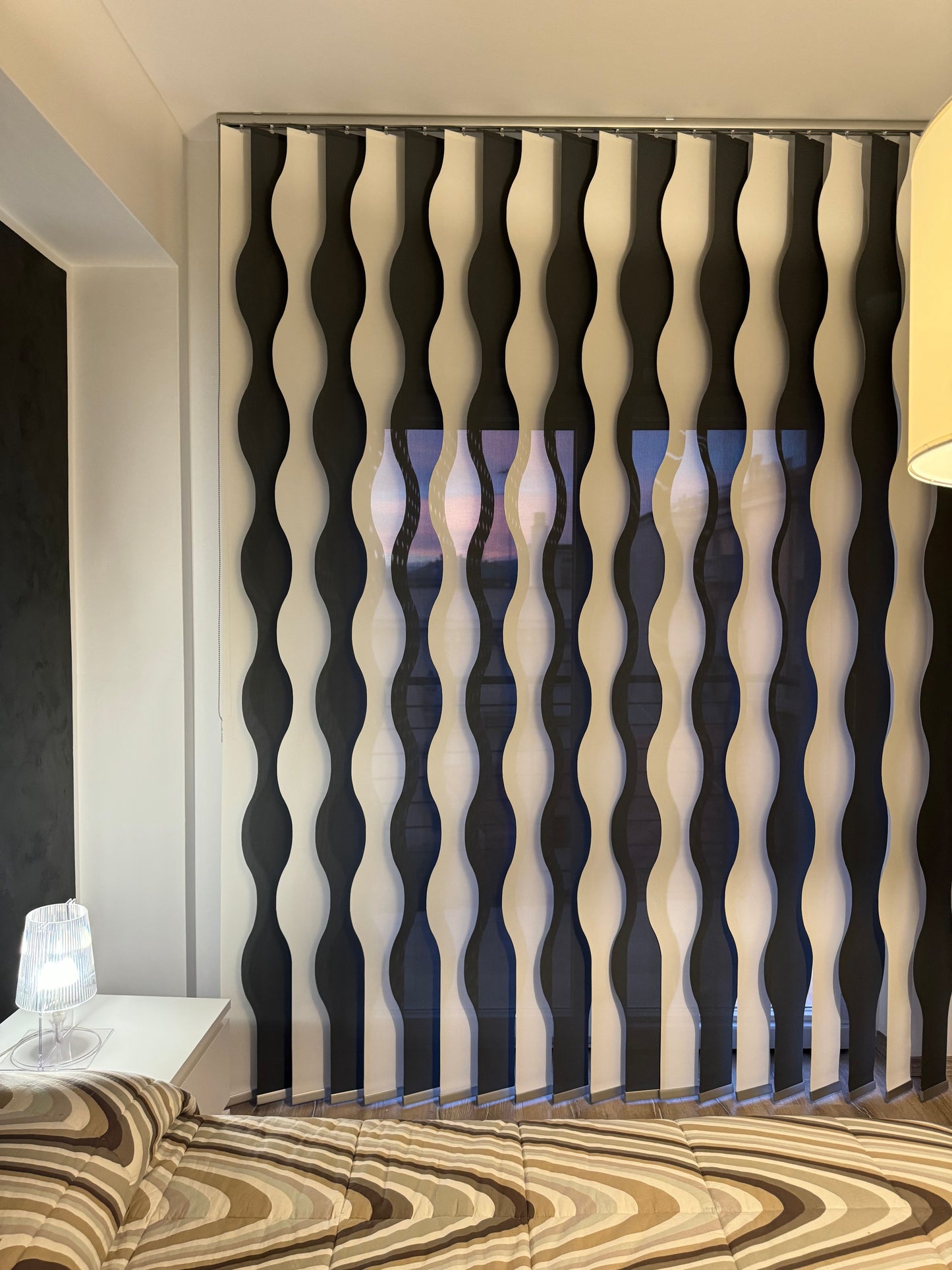 Tenda verticale ad ondine, idrorepellente, nera e bianca, su misura