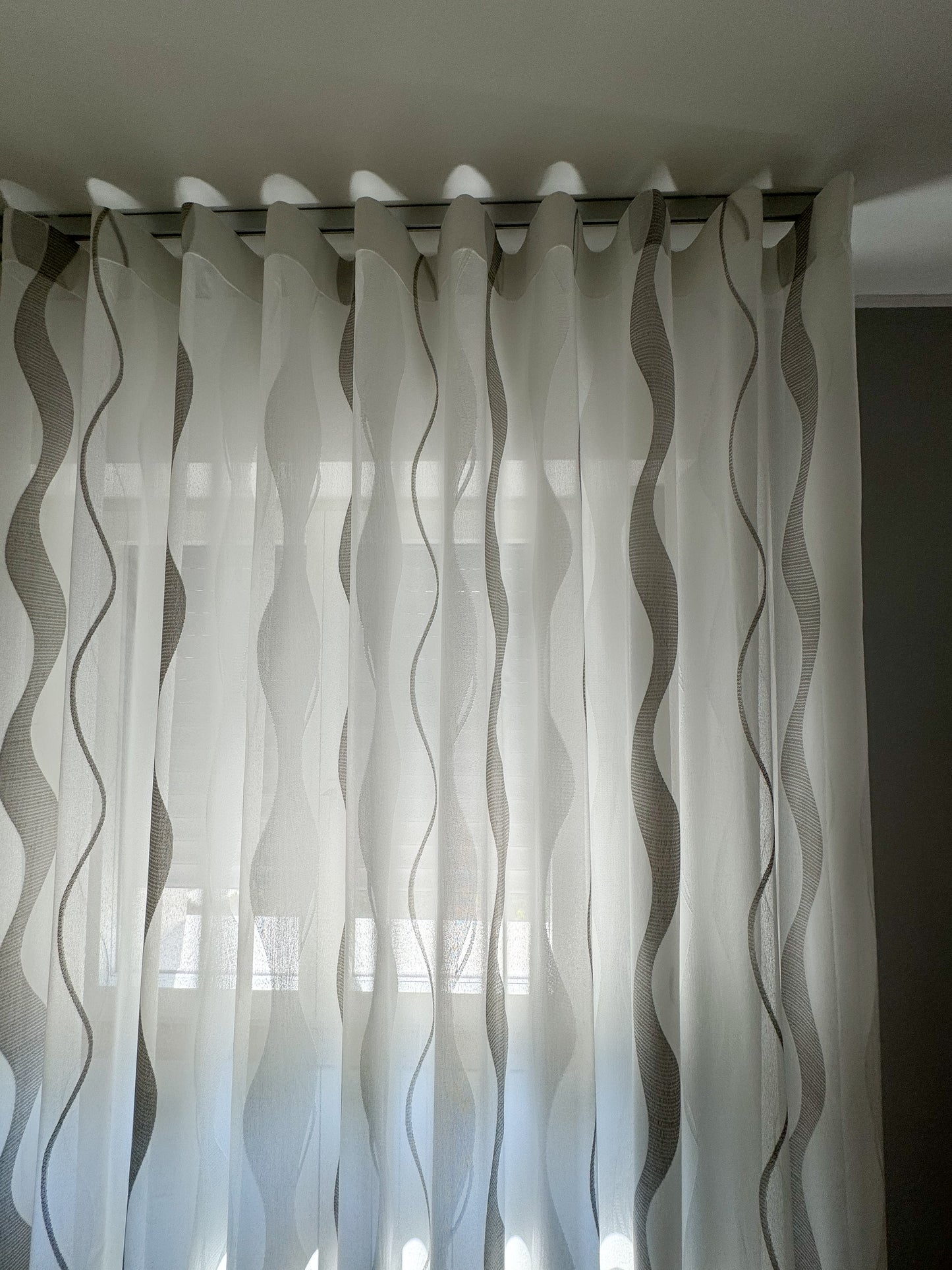 Tenda ad onda wave, ondine grige, su misura