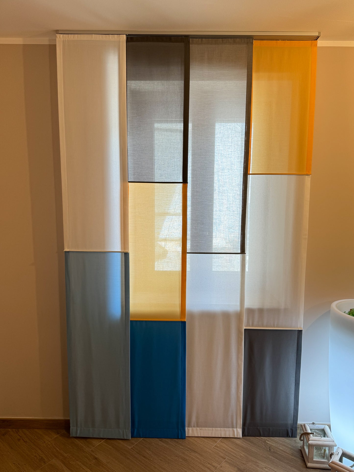 Tenda a pannelli verticali, su misura, colorati, scorrevoli, moderni, bianca, bianco, azzurra, blu, gialla, grigia