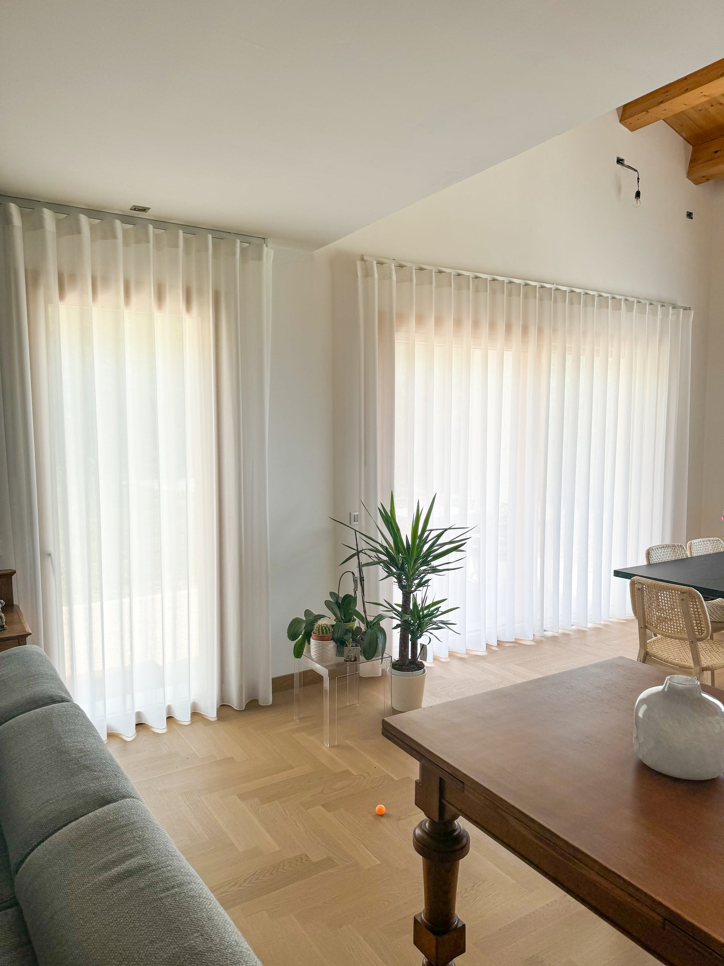 Tenda ad onda, semplice, cucina, wave bianca, su misura, minimal, bianco naturale, sala da pranzo, salotto, soggiorno, semplice, moderna, elegante, camera da letto, passo 8, lunga, morbida, finestra due ante, porta finestra